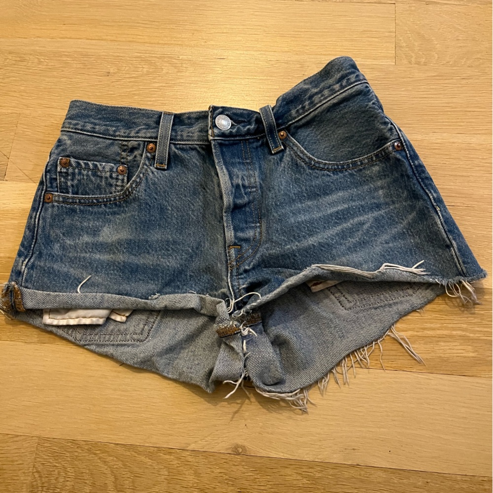 Dark wash Levi’s jean shorts